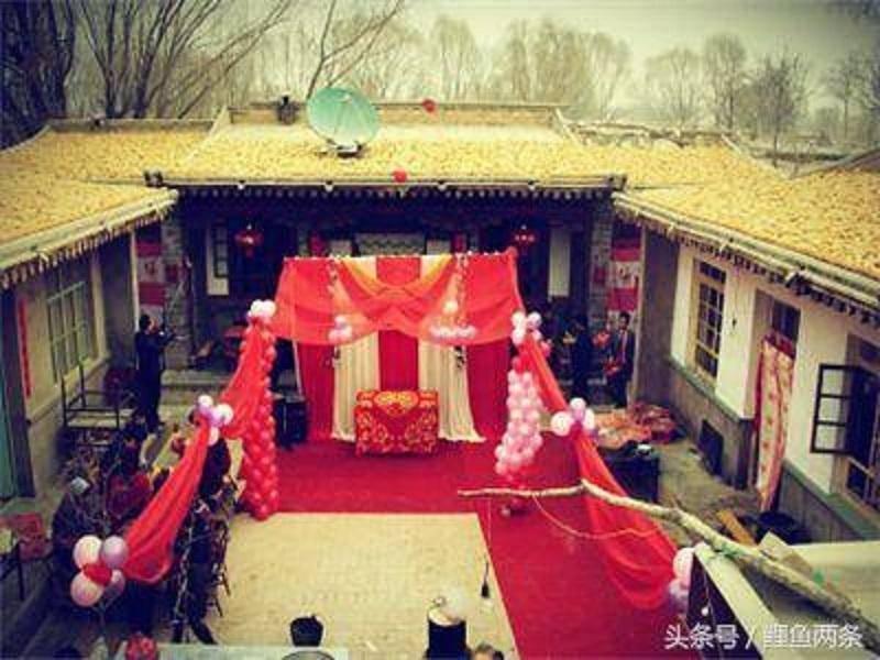 窮小子結婚，只擺五桌卻來了一百多人，看到賬單小夥子十分感動