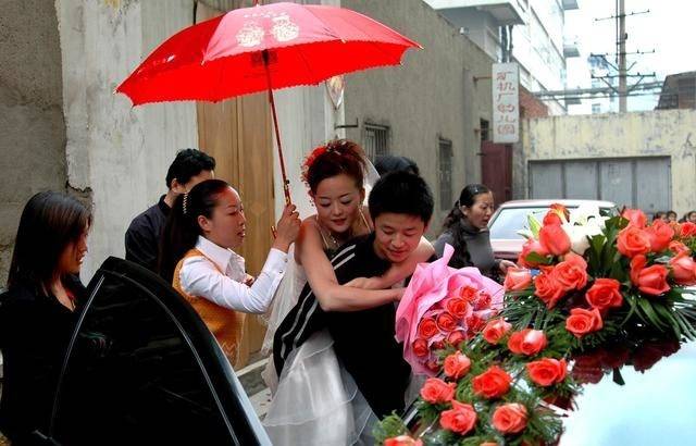 妹妹遠嫁3年不歸，父親讓我給她送玉米，看到開門的人我愣了 