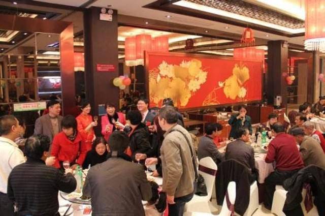 和婆婆吵架，我假裝回娘家，悄悄躲衣櫃聽到丈夫說話淚如雨下