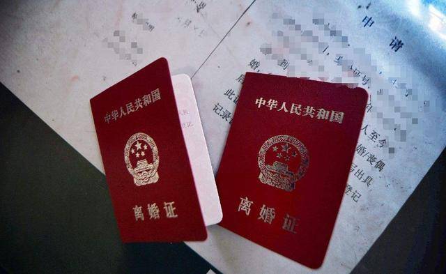 我供弟弟讀大學老公跟我提離婚，弟弟大學畢業後，我笑了老公哭了