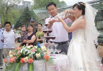 婚後三年沒有回老家，元宵節帶妻子回去團聚，推開門我淚目