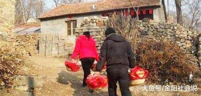 男友領我見公婆，准婆婆給了我一個厚厚的紅包，打開後我分手了