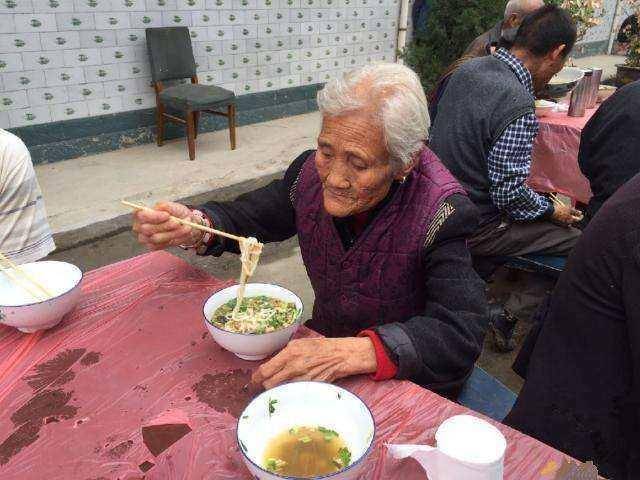 老太太路邊跌倒，小夥子好心扶起後帶她到拉麵館，吃完拉麵驚喜來了