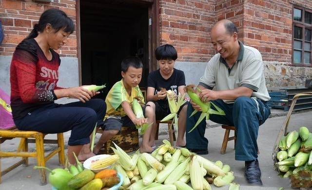 母親去世，繼父沒人照顧，弟弟不管我領回家，三年後弟媳後悔