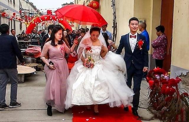 母親去世，繼父沒人照顧，弟弟不管我領回家，三年後弟媳後悔