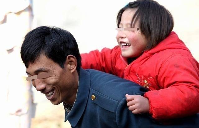 大學3年繼父不讓我回家，參加婚禮回去看母親，推開門我捂住嘴巴