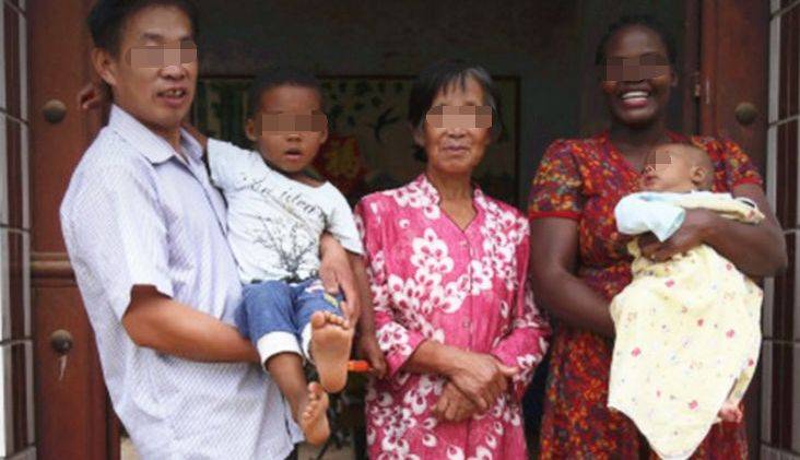 非洲女人嫁到中國之後，三年生下兩個孩子，回娘家時，母親蒙了