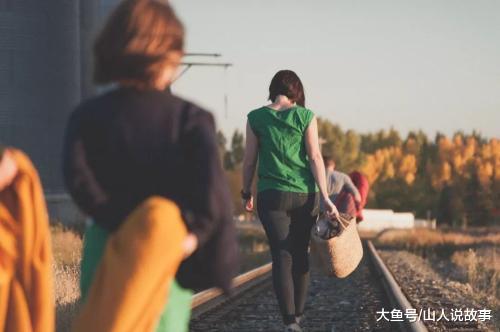 迎親時，新郎怒摔鮮花：拿了我彩禮，還要上車費，這婚不結了