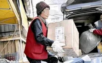 公公婆婆撿垃圾，嫌丟人不跟他們來往，大哥來了，真相讓我淚奔