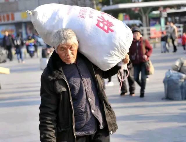 公公婆婆撿垃圾，嫌丟人不跟他們來往，大哥來了，真相讓我淚奔