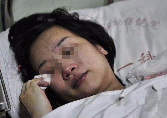 孕婦生下雙胞胎，卻遭到婆家嫌棄，老公拒付住院費，產婦到處借錢