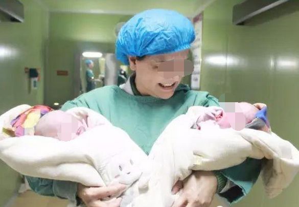 孕婦生下雙胞胎，卻遭到婆家嫌棄，老公拒付住院費，產婦到處借錢