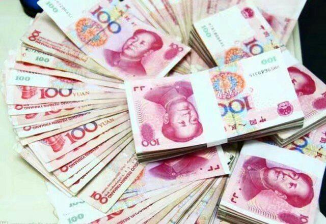 看到老公塞錢給懷孕保姆，知道孩子的父親後，我買房子送給保姆
