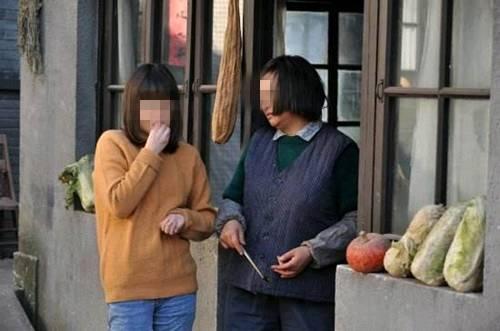 女兒坐月子親家不讓我去，偷偷上了他們家，我和親家母打成一團