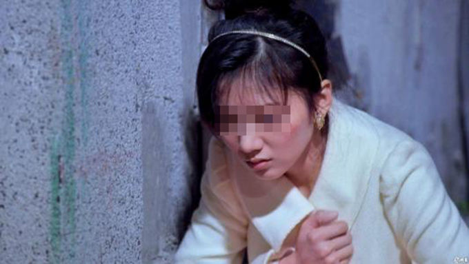 老公晚上總站窗前看對面屋，我好奇也去看，看完後，我趕緊報了警