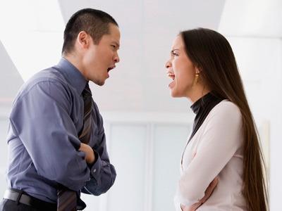 我哥放假來我家住，老婆做了一桌菜，走近一看我氣得把桌子掀了