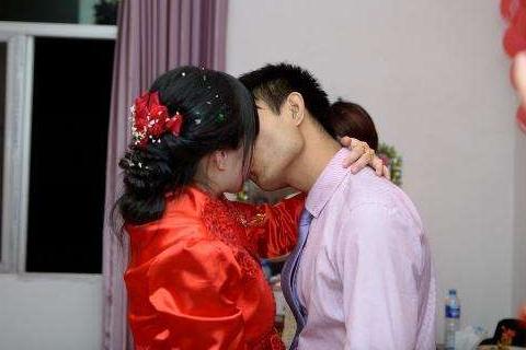 妻子嫁給俺時，懷了別人的孩子，等孩子生下後，她卻給俺30萬