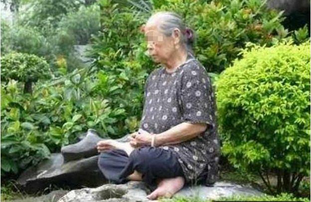 七旬老太每日用背撞樹，女兒覺得好奇，撩起她衣服一看馬上報警 