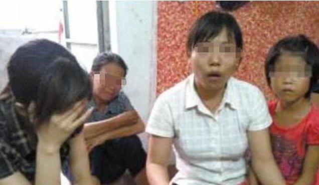 七旬老太每日用背撞樹，女兒覺得好奇，撩起她衣服一看馬上報警 
