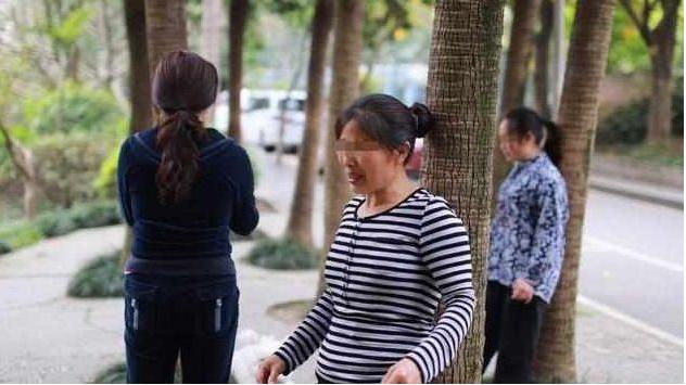 七旬老太每日用背撞樹，女兒覺得好奇，撩起她衣服一看馬上報警 