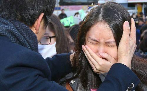 我連生三個女孩，婆婆帶個女人來家裡，打電話給老公後我心碎