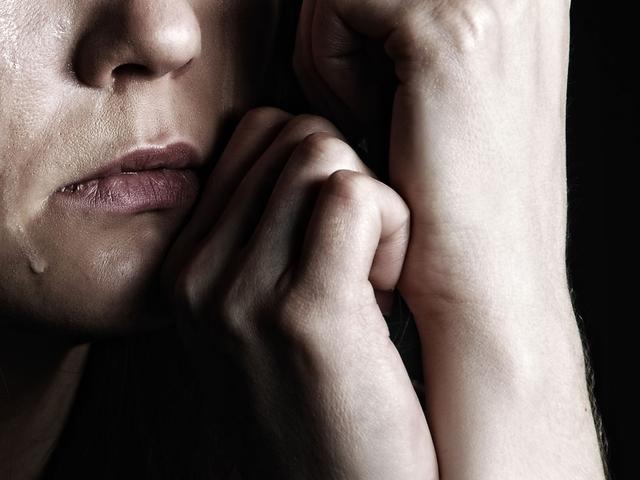 我33歲第一次帶女友回家，我媽對她冷嘲熱諷，我氣得說不出話來