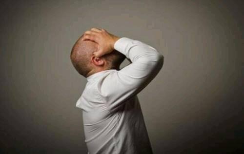 我33歲第一次帶女友回家，我媽對她冷嘲熱諷，我氣得說不出話來