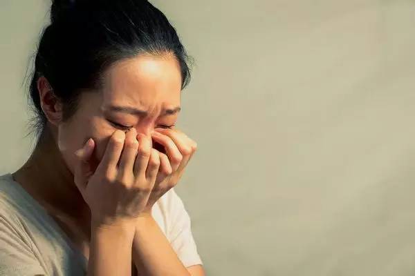 帶女兒體檢，醫生卻不讓我進，突然聽到她尖叫，闖進去我癱坐在地