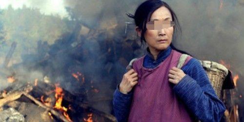 寡婦撿回一男子，卻發現他每天都在院裡挖坑，兩個月後，「坑」中驚喜不斷