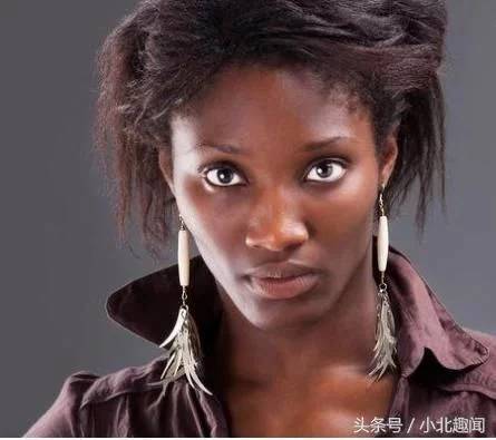 她是「大學女老師」 ，為真愛嫁黑人遠去非洲！沒想到「3年生下8個孩子」！她哭訴「超後悔」！