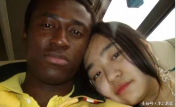 她是「大學女老師」 ，為真愛嫁黑人遠去非洲！沒想到「3年生下8個孩子」！她哭訴「超後悔」！