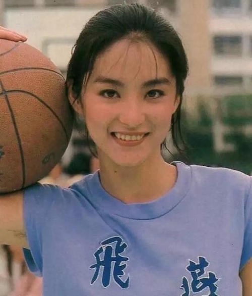 林青霞30年前的「潮流街拍」曝光，網友看了超驚艷「根本大贏現在的複製人網美」！