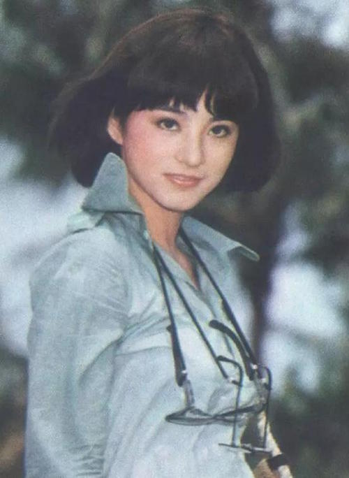 林青霞30年前的「潮流街拍」曝光，網友看了超驚艷「根本大贏現在的複製人網美」！