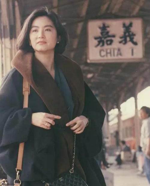 林青霞30年前的「潮流街拍」曝光，網友看了超驚艷「根本大贏現在的複製人網美」！