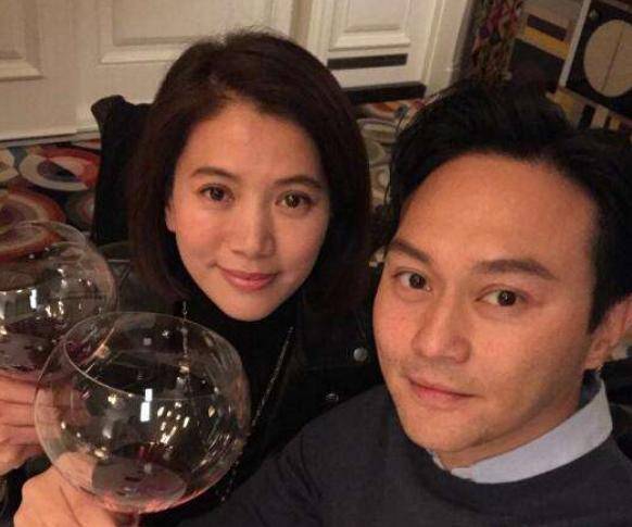 同是素顏，41歲章子怡和47歲袁詠儀差別忒大！網友：像差了個輩分