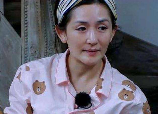 同是素顏，41歲章子怡和47歲袁詠儀差別忒大！網友：像差了個輩分