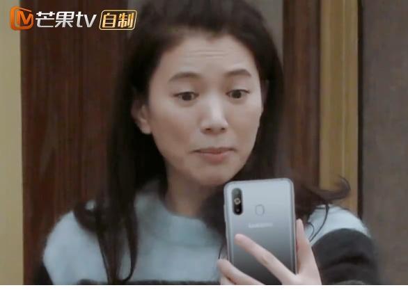 同是素顏，41歲章子怡和47歲袁詠儀差別忒大！網友：像差了個輩分