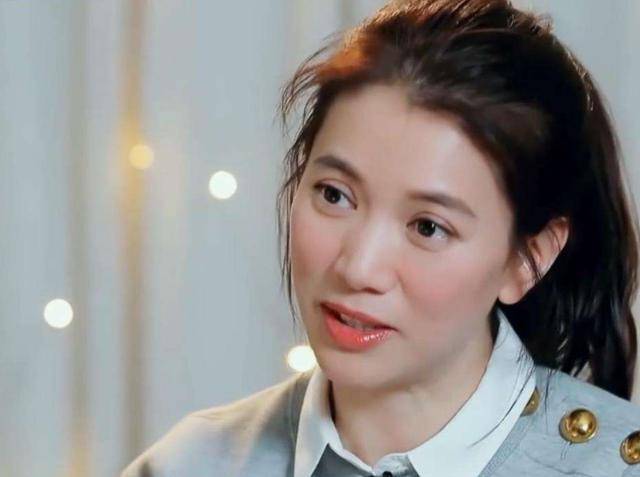 同是素顏，41歲章子怡和47歲袁詠儀差別忒大！網友：像差了個輩分