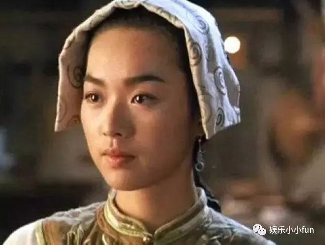 她陪富商睡 ？！一連被爆4個男友，原來都是假清純 ？！ 