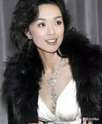 她陪富商睡 ？！一連被爆4個男友，原來都是假清純 ？！ 