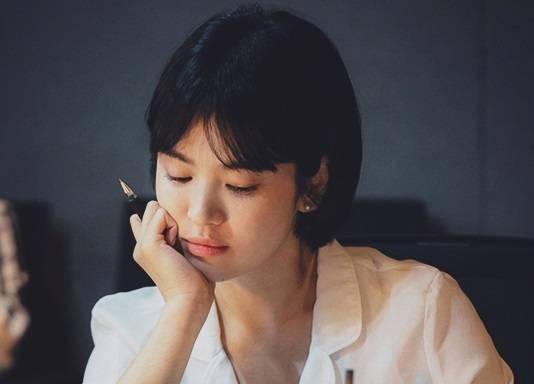37歲宋慧喬換髮型了，直接把長發減掉，一款波波短髮，直接顯小20歲，阿姨瞬間變少女～