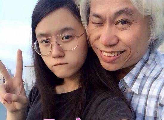 與大51歲富商戀愛，還清債務後翻臉分手，老爺子哭訴沒能留住她的心！