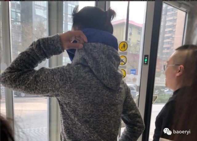 楊冪方否認介入鋒菲戀！網友偶遇王菲謝霆鋒甜蜜拍拖，全程手拉手