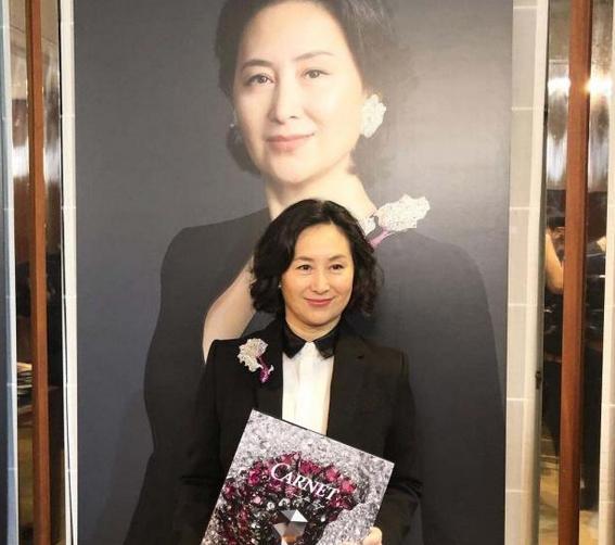 反差真大！何超瓊出席活動自信滿滿，情敵李嘉欣甘當米蟲忙秀恩愛！