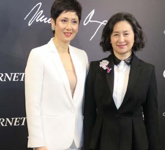 反差真大！何超瓊出席活動自信滿滿，情敵李嘉欣甘當米蟲忙秀恩愛！