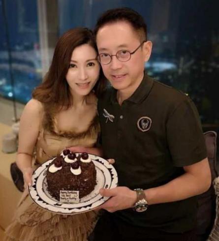 反差真大！何超瓊出席活動自信滿滿，情敵李嘉欣甘當米蟲忙秀恩愛！