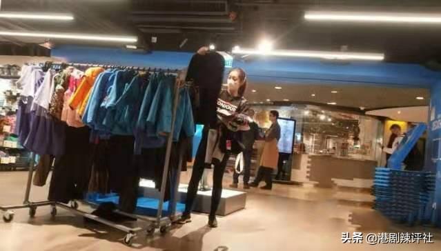 陳自瑤不甘回歸家庭仍想拼事業，素顏逛街買男士衛衣打破離婚傳聞！