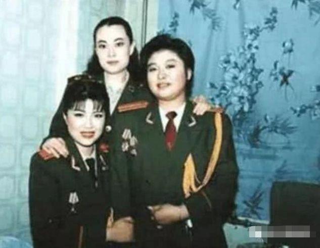 韓紅稱自己當年是校花，原本以為開玩笑，曬出上學時照片讓人驚艷！