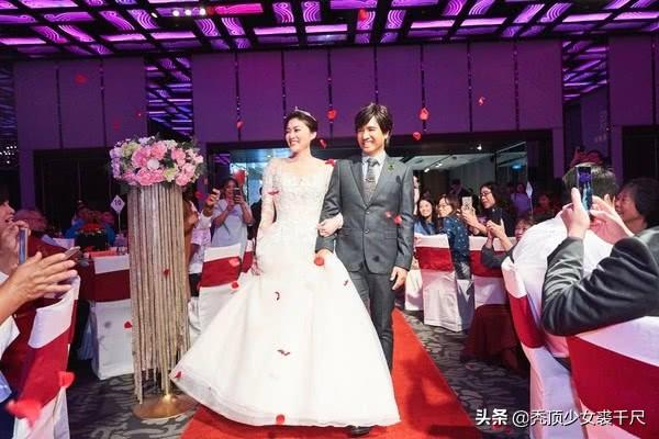 動力火車尤秋興結束50年單身宣布訂婚，儀式婚紗照曝光大氣隆重！