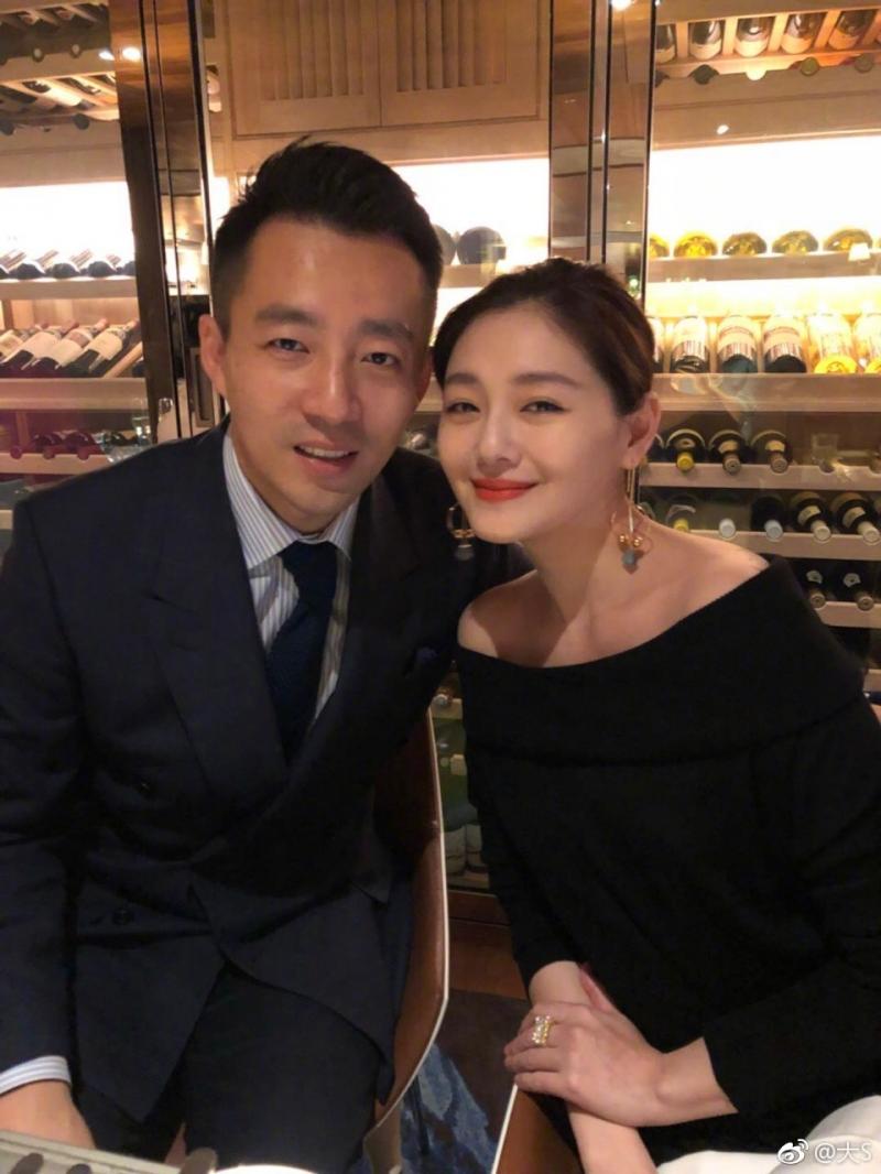 寵妻無極限！大S撞衫唐嫣遭酸「顏值被碾壓」，汪小菲狂曬老婆「零修圖美照」網讚爆：好老公！